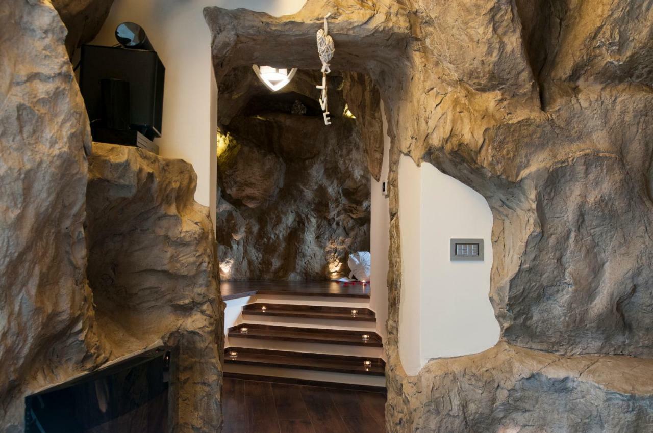 B&B La Casa nella Roccia Villanova del Battista Esterno foto